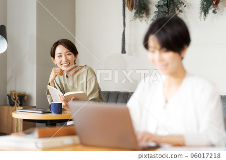 職業女性咖啡館 96017218