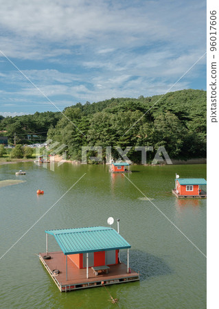 Yedang Lake and floating houses in Yesan, Korea Yedang Lake and floating houses in Yesan, Korea 96017606