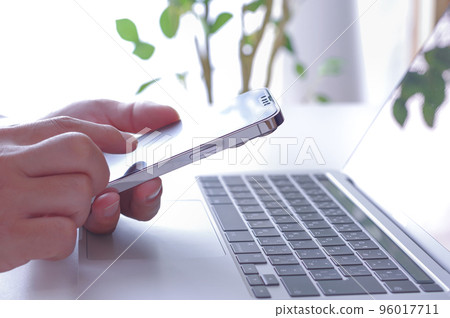 The hand of the person who operates the smartphone 96017711