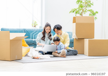 Young family preparing to move 96018197
