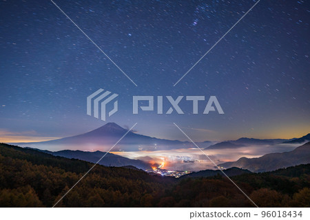 (Yamanashi Prefecture) Under the starry sky, yellow larch leaves and Mt. Fuji (Yamanashi Prefecture) Under the starry sky, yellow larch leaves and Mt. Fuji 96018434