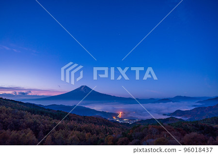 (Yamanashi Prefecture) Under the starry sky, yellow larch leaves and Mt. Fuji (Yamanashi Prefecture) Under the starry sky, yellow larch leaves and Mt. Fuji 96018437