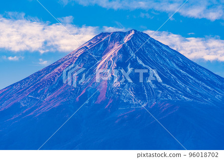 (山梨縣)晨光下白雪覆蓋的富士山 (山梨縣)晨光下白雪覆蓋的富士山 96018702