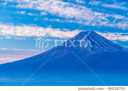(Yamanashi Prefecture) Mt. Fuji covered with light snow in the morning light 96018703