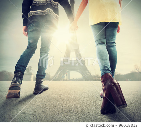 Couple in love in Paris 96018812