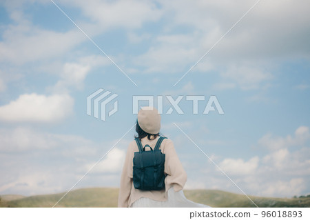 女人在大自然中遠足的照片 女人在大自然中遠足的照片 96018893