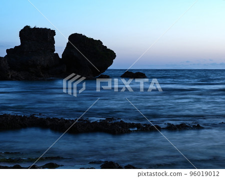 沖繩縣讀谷村,日落時分在 Banta Cafe 海灘上 沖繩縣讀谷村,日落時分在 Banta Cafe 海灘上 96019012