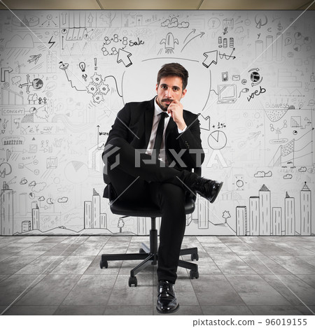 Confident businessman 96019155