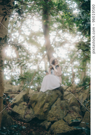 Photo of a woman listening to music in nature 96019560
