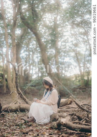 一位女性一邊聽大自然音樂一邊進行創造性活動的照片 96019661