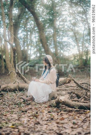 一位女性一邊聽大自然音樂一邊進行創造性活動的照片 一位女性一邊聽大自然音樂一邊進行創造性活動的照片 96019662