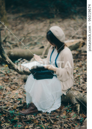 一位女性一邊聽大自然音樂一邊進行創造性活動的照片 一位女性一邊聽大自然音樂一邊進行創造性活動的照片 96019674