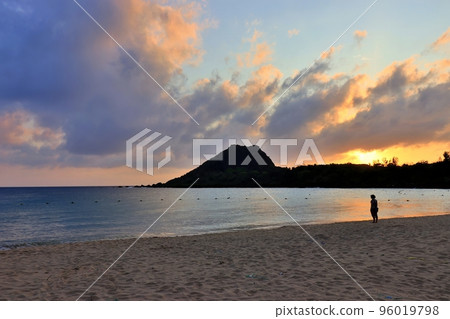 墾丁小灣的夕陽和沙灘,位於台灣的屏東 96019798