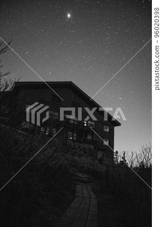 在 10 月雨後晴朗的天空下,在阿爾卑斯山的帳篷裡過夜 在 10 月雨後晴朗的天空下,在阿爾卑斯山的帳篷裡過夜 96020398