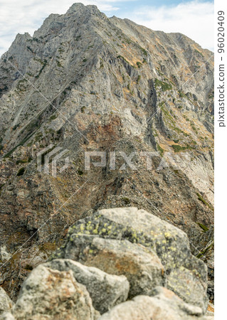 晴天時從長野縣和岐阜縣邊界的西穗高嶽山脊線看到的阿爾卑斯山脊線，北阿爾卑斯山脈 96020409