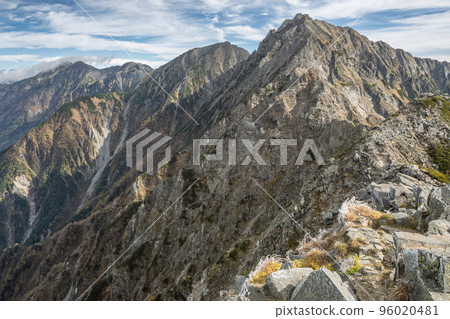 The ridgeline of the Alps seen from the Nishihotakadake ridgeline on the prefectural border between Nagano and Gifu under fine weather, the mountains of the Northern Alps The ridgeline of the Alps seen from the Nishihotakadake ridgeline on the prefectural border between Nagano and Gifu under fine weather, the mountains of the Northern Alps 96020481
