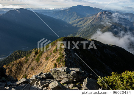 晴天時從長野縣和岐阜縣邊界的西穗高嶽山脊線看到的阿爾卑斯山脊線,北阿爾卑斯山脈 晴天時從長野縣和岐阜縣邊界的西穗高嶽山脊線看到的阿爾卑斯山脊線,北阿爾卑斯山脈 96020484
