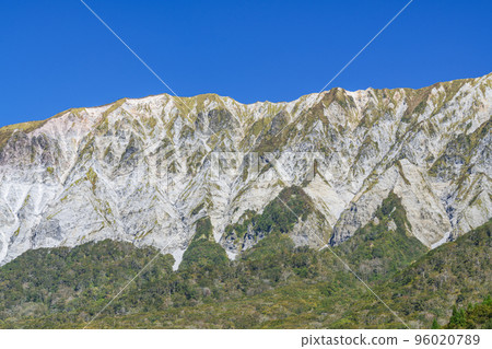 Daisen in early autumn seen from Kagikake Pass, Tottori Prefecture 96020789