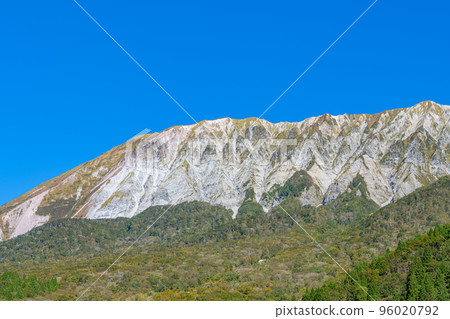 Daisen in early autumn seen from Kagikake Pass, Tottori Prefecture 96020792