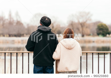 一對夫婦在池塘邊擁抱的後視圖 96020860