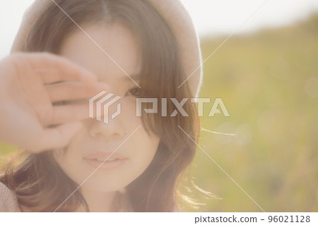 日落時站在大自然中的女人的照片 96021128