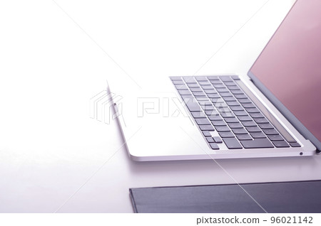 辦公桌上的電腦在工作 辦公桌上的電腦在工作 96021142