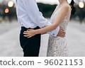 一對穿著婚紗的新人上身面對面，雙手搭在腰間 96021153