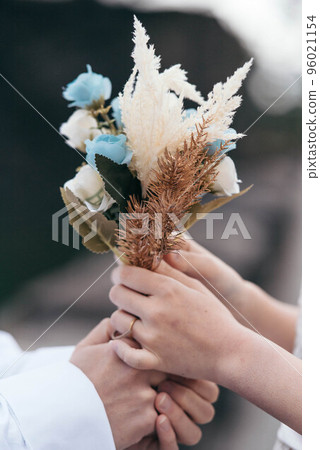 一對情侶手捧兩人迷你花束 96021154