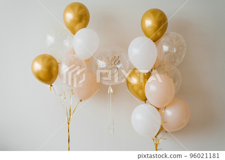 Festive helium balloons in gold and white for the 30th anniversary 96021181