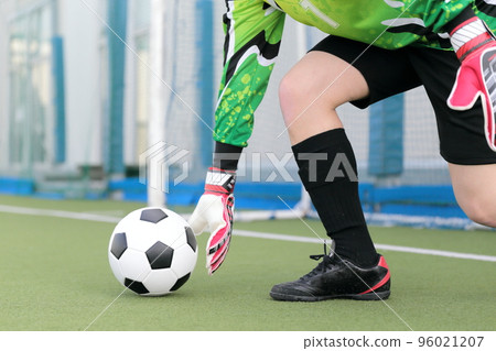 守門員男子用手投擲足球 96021207