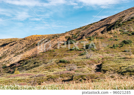 從志賀草津高原路線的山田峠附近看到的湯釜周圍的山面和自然 10 月下旬 b-2 冷色 96021285