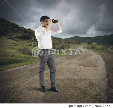 Businessman looking 96021533