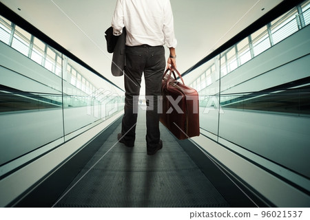 Businessman on escalator 96021537