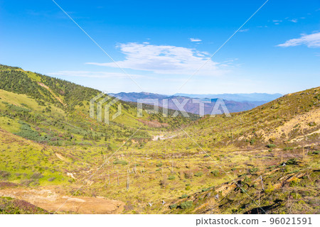 從志賀草津高原路線的山田峠附近看到的湯釜北側的山谷和自然 10 月下旬 a-1 96021591