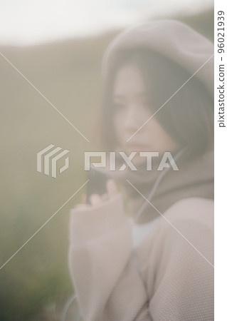 一個女人在大自然中聽音樂的照片 96021939