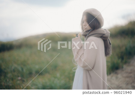 一個女人在大自然中聽音樂的照片 96021940