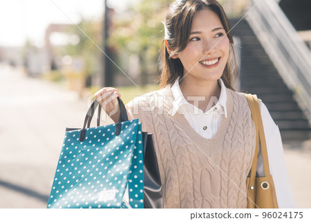 Women who enjoy shopping 96024175