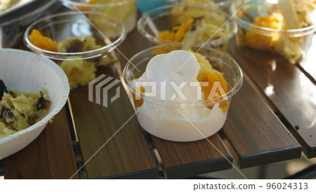 Ice cream on baked potato 96024313