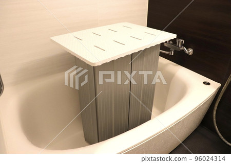 A mat drying on top of the bathroom lid 96024314