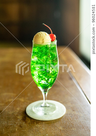 Old-fashioned cream soda from a coffee shop Old-fashioned cream soda from a coffee shop 96024581