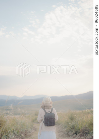 日落時站在大自然中的女人的照片 96024698
