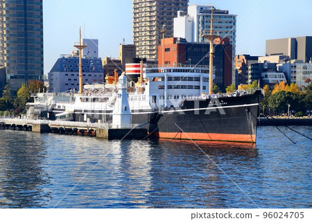 Overcoming the rough seas of history... From the Seattle route to Yamashita Park [Hikawa Maru] 96024705