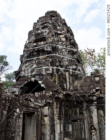 Architecture of ancient temple complex Angkor, Siem Reap 96025429