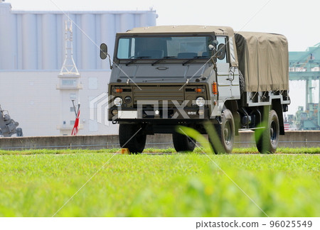 地面自衛隊73型中型卡車停在草坪廣場 地面自衛隊73型中型卡車停在草坪廣場 96025549