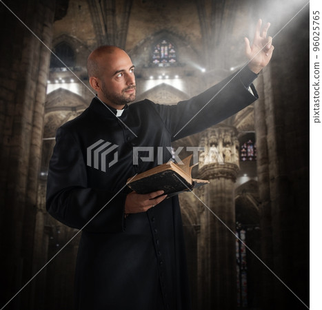 Pray in the church 96025765