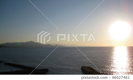 在海上日落 96027461