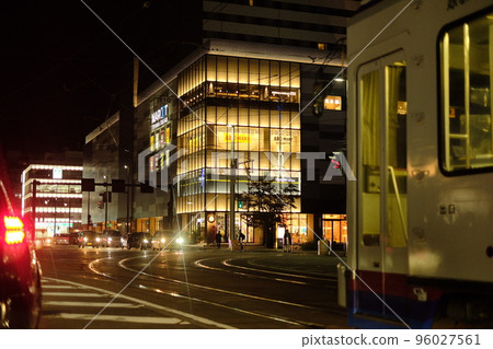 富山站地鐵和商業設施前的夜晚 96027561