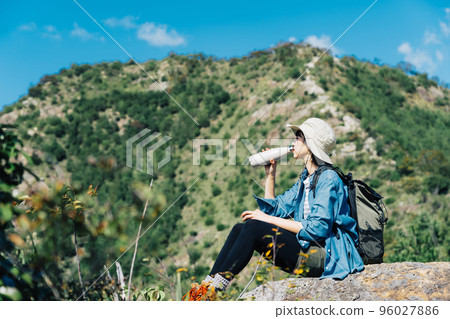 女人在山上喝水 96027886