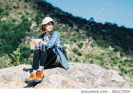 登山休息的女人 96027894
