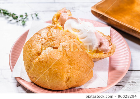 strawberry cream puff 96028294